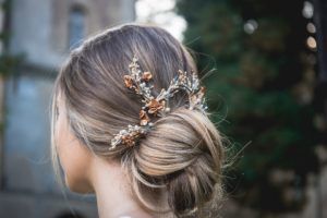 Lee más sobre el artículo Encuentra el tocado perfecto en Santander para una boda
